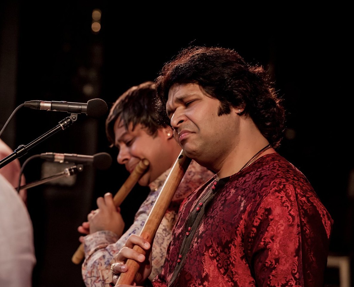 Maestro Shashank Subramanyam and Maestro Rakesh Chaurasia playing flute together on stage